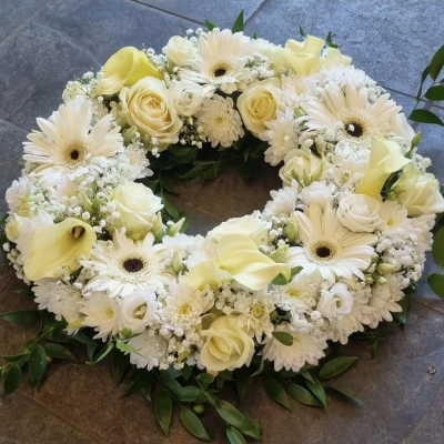 Neutral Wreath - Beautiful wreath in shades of whites and creams