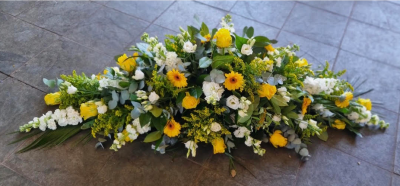 Yellow spray - Yellow and white or colours of your choice

This can be made in all roses at an extra cost of £150