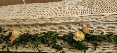 Coffin dressing - Yellow - Elegant wicker coffin dressing with cluster of your choice of coloured roses or other flowers of your choice